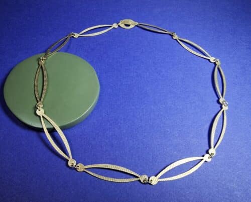 gouden collier lineair * stofpatroon: geOogst