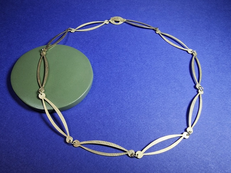 gouden collier lineair * stofpatroon: geOogst