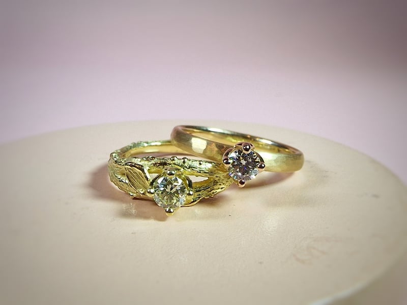 Handgemaakte verlovingsring uit het Oogst goudsmeden atelier in Amsterdam.
Bijzondere verlovingsring. Roségouden ring met hamerslag en een 0,25 ct briljant geslepen diamant. Geelgouden Takjesring met blaadje met een 0,25 ct briljant geslepen diamant. Natuur ring. Solitaire ring.