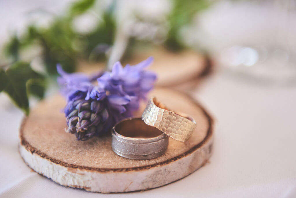 Love Shoot - Secret Garden Structuur trouwringen, gay wedding, Foto's liefdephotography.com | muntzstudios.com Structuur trouwringen, gay wedding, Geelgouden deining ring, witgouden erosie ring