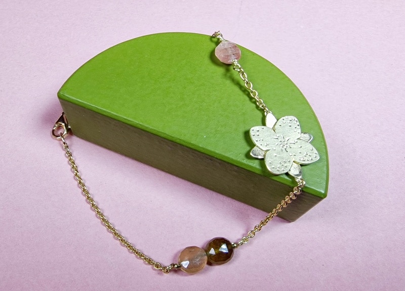 Blog over geboortestenen. Dierenriemstenen en maandstenen. Handgemaakte sieraden met geboortestenen uit het Oogst atelier in Amsterdam.
