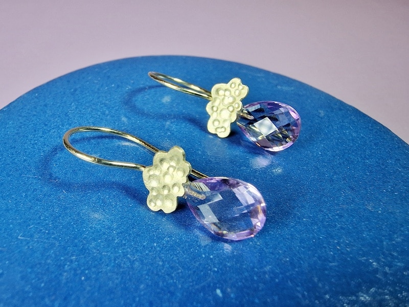 Blog over geboortestenen. Dierenriemstenen en maandstenen. Handgemaakte sieraden met geboortestenen uit het Oogst atelier in Amsterdam.