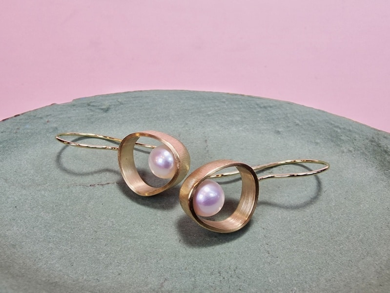 Blog over geboortestenen. Dierenriemstenen en maandstenen. Handgemaakte sieraden met geboortestenen uit het Oogst atelier in Amsterdam.