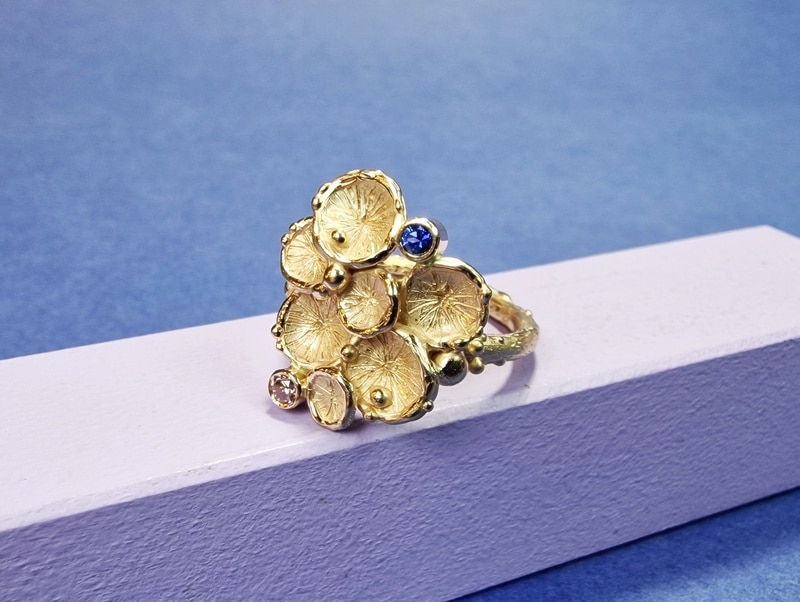 Roségouden ring Zwammen met geboortestenen saffier en diamant. Maatwerk uit het Oogst atelier.