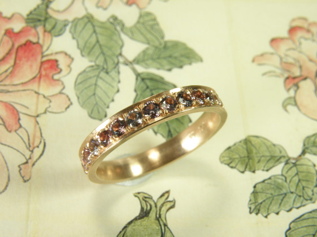 Roodgouden ring ‘Ton sur Ton’ met een mix van verschillende tinten roze en paarse Spinel, rondom Pavé gezet.