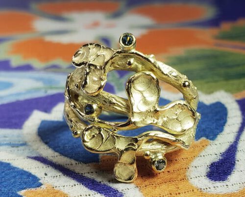 Geelgouden ring Kamon met blaadjes en blauwe spinel Yellow gold ring Kamon leafs and blue spinel. From the Oogst studio. Made in Amsterdam