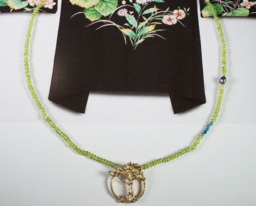 roségouden boom aan peridoot, apatiet en keshi parel collier. Rose golden tree with peridote, apatiet and keshi pearl necklace. Oogst Amsterdam.