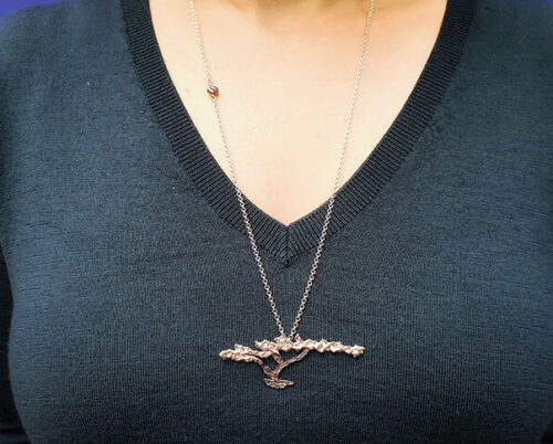 Zilveren boom hanger Japonais met pareltje. Silver tree pendant with a pearl detail. Oogst goldsmith Amsterdam