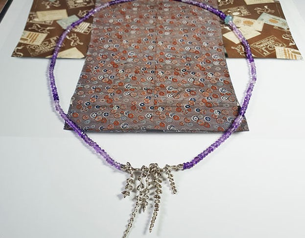 Amethist collier met witgouden bloesems. Amethyst necklace with white gold blossoms. Japonais. Oogst goudsmid Amsterdam