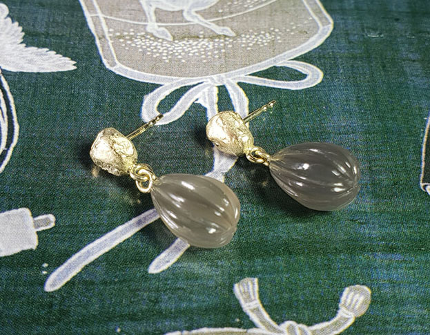 Geelgouden Kei oorsieraden met grijze maansteen lampionnetjes. Yellow gold Rock earrings with grey moonstone lanterns. Earrings handmade . Oogst goudsmid Amsterdam. Goldsmith