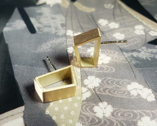 Yellow gold stud earrings 'Torii'. Oogst goldsmith Amsterdam