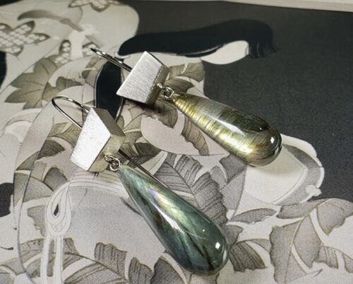 Witgouden oorsieraden met labradoriet pampels. White golden earrings with labradorite. Oogst goudsmeden Amsterdam.