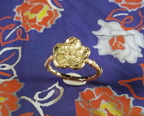 Roodgouden 'Kamon' ring met geelgouden bloem. Uit de Japonais collectie van goudsmid Oogst Amsterdam