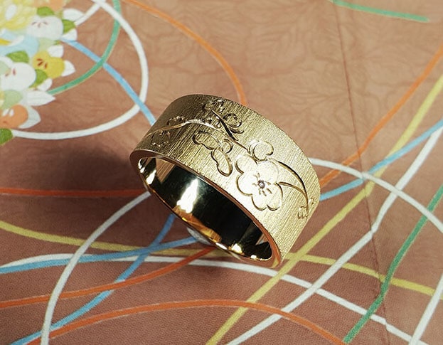 Rosegouden ring met bloesem handgravure en diamant. Rosé gold ring with hand engraving Japonais. Oogst goudsmid Amsterdam