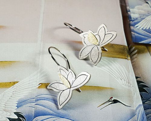 Witgouden Magnolia oorsieraden. White gold magnolia earrings with hand engraving and yellow gold details. Oogst goudsmid Amsterdam