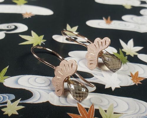 Roodgouden oorsieraden met rookkwarts Dennen. Rose gold Pine earrings with smokey quartz. Oogst goudsmid Amsterdam