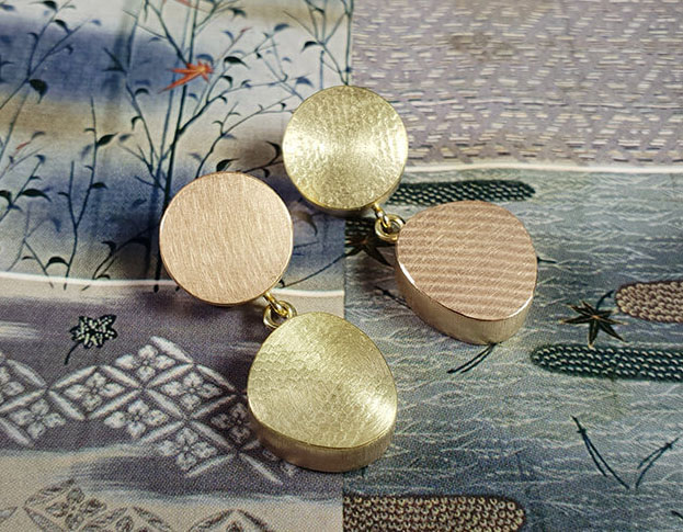 Roodgouden met geelgouden oorsieraden. Rotstuin Japonais Zen Rock Garden Japonais Rose gold and yellow gold earrings Oogst goudsmeden