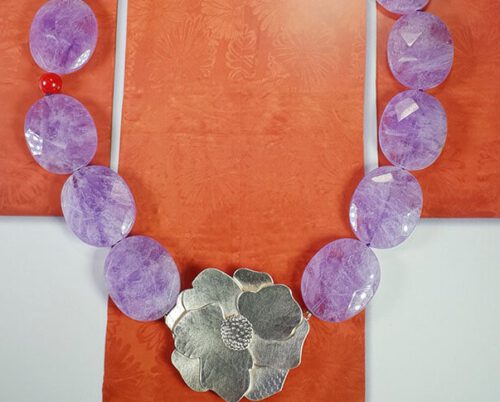 Amethist collier met zilveren camelia. Necklace amethyst with silver camelia. Oogst goudsmid Amsterdam
