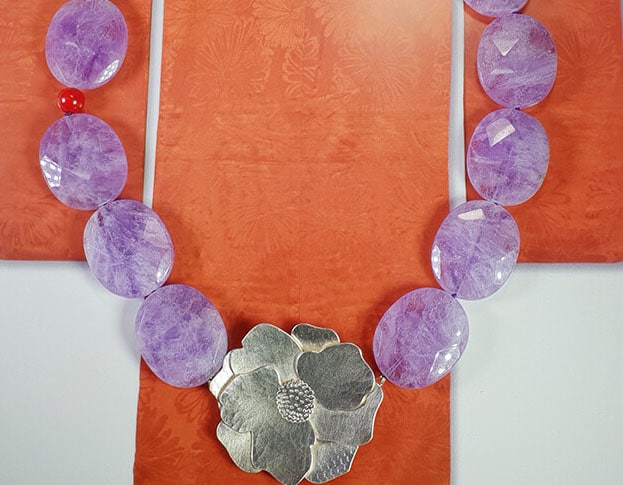 Amethist collier met zilveren camelia. Necklace amethyst with silver camelia. Oogst goudsmid Amsterdam