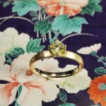 Rosegouden verlovingsring met Cape kleur diamant in tulp chaton.