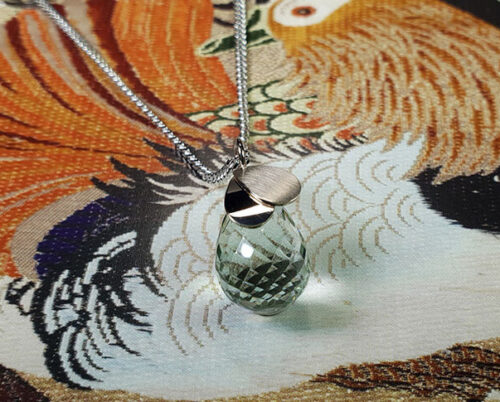 Witgouden hanger Blaadjes met briolet geslepen prasioliet. White gold pendant Leafs with a briolet cut prasiolite. Oogst goudsmid Amsterdam