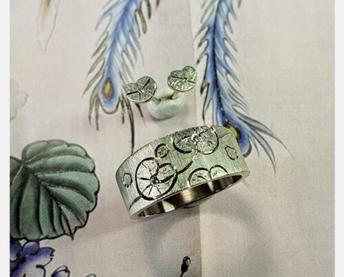 Witgouden ring handgravure Victoria blad. Witgouden oorbellen Victoria blad. White gold ring with Victoria leaf hand engraving and diamonds. White gold earstuds. Uit het Oogst goudsmid atelier. Made in the Oogst goldsmith studio.