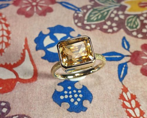 Ring 'Carré' van eigen goud met emerald geslepen Citrien. Ring 'Carré' created from heirloom gold with a citrine. Oogst goudsmid Amsterdam