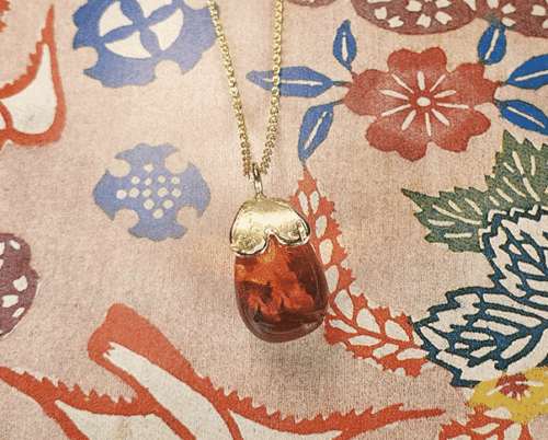 Gouden hanger Hartje met Barnsteen pampel aan anker schakel collier. Geboortecadeau. Baargoud. Yellow gold pendant with amber. Oogst Amsterdam