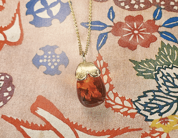 Gouden hanger Hartje met Barnsteen pampel aan anker schakel collier. Geboortecadeau. Baargoud. Yellow gold pendant with amber. Oogst Amsterdam