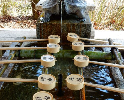 Waterpunt in tempel Kyoto. Water well with bamboo boxes.