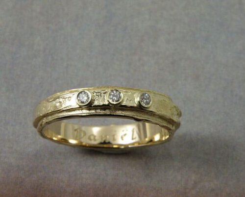 Geelgouden ring Erosie met 3 diamanten. Yellow gold ring Erosion with 3 diamonds. Baargoud. Push present. Oogst ontwerp & creatie Amsterdam