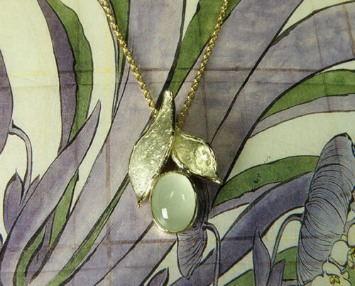 Geelgouden hanger Blaadjes met aquamarijn. Geboortecadeau. Baargoud. Yellow gold Leafs pendants with aquamarine. Birth gift. Push present. Oogst goudsmid Amsterdam