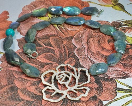 Alles over Labradoriet, blog. Handgemaakte sieraden met Labradoriet. Gemaakt in het oogst atelier in Amsterdam.