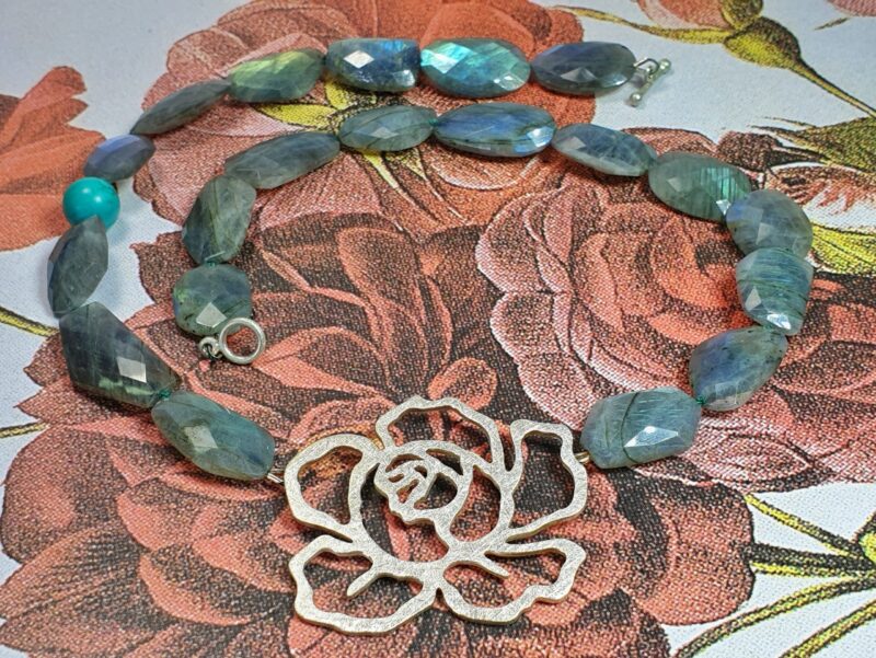 Alles over Labradoriet, blog. Handgemaakte sieraden met Labradoriet. Gemaakt in het oogst atelier in Amsterdam.