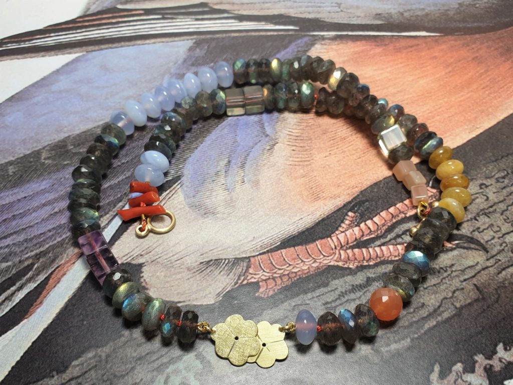 Blog over Labradoriet en handgemaakte sieraden uit het Oogst atelier.