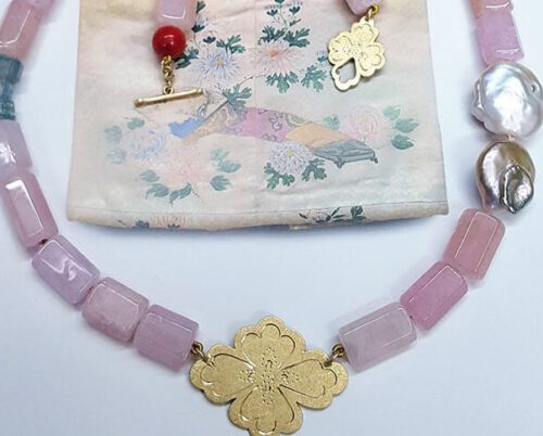 Geelgouden Kamon met zachtroze morganiet en aquamarijn, keshi parels en koraal. Yellow golden Kamon with soft pink morganite, aquamarine, keshi pearls and coral. Oogst goudsmeden Amsterdam.