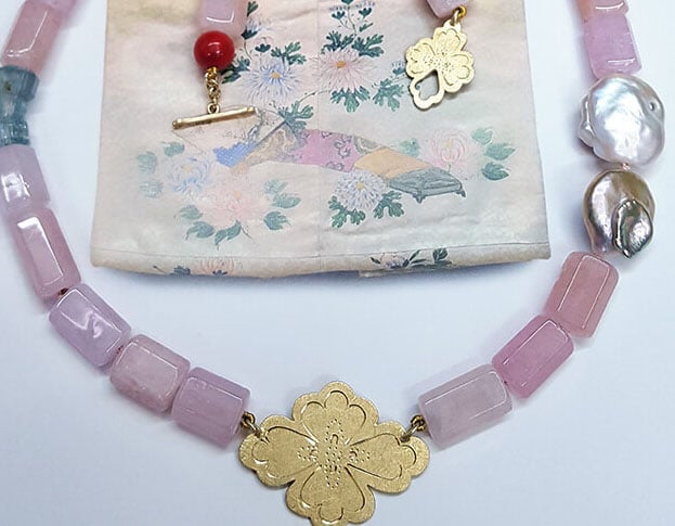 Geelgouden Kamon met zachtroze morganiet en aquamarijn, keshi parels en koraal. Yellow golden Kamon with soft pink morganite, aquamarine, keshi pearls and coral. Oogst goudsmeden Amsterdam.
