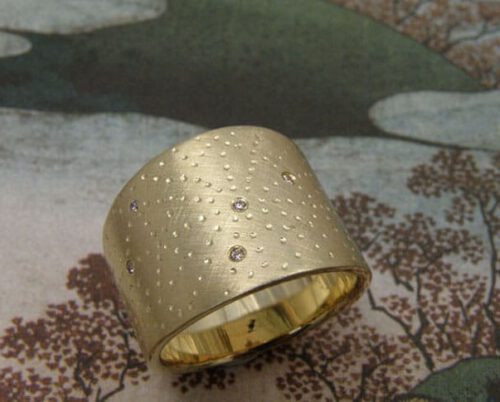 Ring 'Patronn' brede blikvanger met stipjes en diamantjes, van eigen oud goud gemaakt. Ring 'Pattern' streamlined eye catcher with dots and diamonds, created from heirloom gold. Design by Oogst Amsterdam