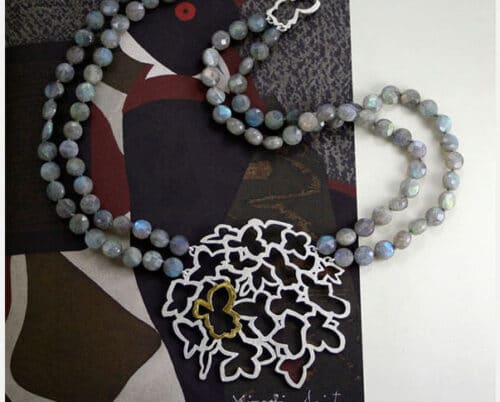 Labradoriet collier met zilver en bladgoud. Labradorite necklace with silver and leaf gold. Oogst goudsmeden Amsterdam.