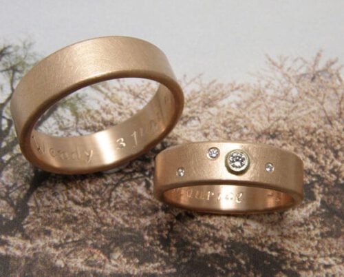 Trouwringen 'Eenvoud'. Roodgouden ring met ronde zijkanten en diamanten. Roodgouden ring met ronde zijkanten. Wedding rings 'Simplicity'. Rose golden ring with round endges and diamonds. Rose golden ring with round edges. Oogst goudsmeden Amsterdam.