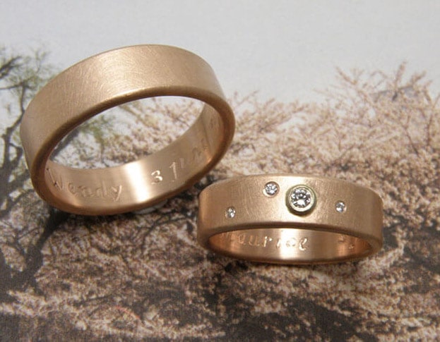 Trouwringen 'Eenvoud'. Roodgouden ring met ronde zijkanten en diamanten. Roodgouden ring met ronde zijkanten. Wedding rings 'Simplicity'. Rose golden ring with round endges and diamonds. Rose golden ring with round edges. Oogst goudsmeden Amsterdam.