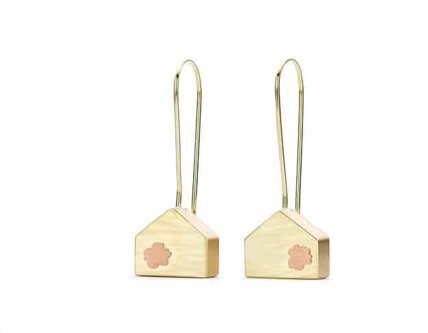 Japonais oorsieraden Geelgouden huisje met roodgouden bloesem. Yellow gold earrings japonais House with blossom. Oogst goudsmid Amsterdam