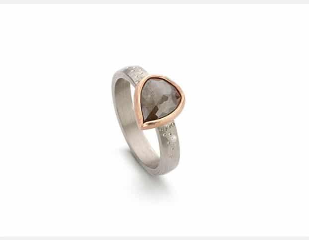 Witgouden ring ‘Verzameling’ met roosgeslepen druppel natural diamant in roodgoud gevat. Oogst goudsmid Amsterdam