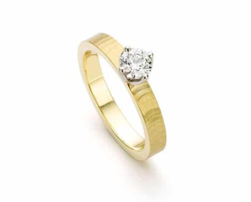 Geelgouden verlovingsring uit de serie Ritme met briljant geslepen diamant. Oogst goudsmeden Amsterdam.