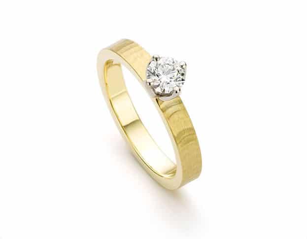 Geelgouden verlovingsring uit de serie Ritme met briljant geslepen diamant. Oogst goudsmeden Amsterdam.