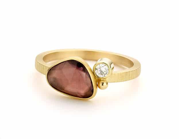 Yellow gold ring with bordeaux korund and a diamond Ton sur ton. Oogst goldsmith Amsterdam.