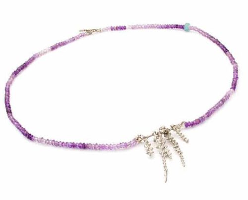Edelsteen collier Japonais met witgouden bloesem en amethist.