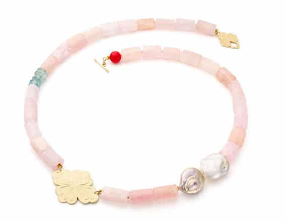 Blog geboortesieraden, geboortestenen, maandstenen en dierenriemstenen. Handgemaakte sieraden met geboortestenen uit het Oogst atelier in Amsterdam. Morganiet collier met parels.