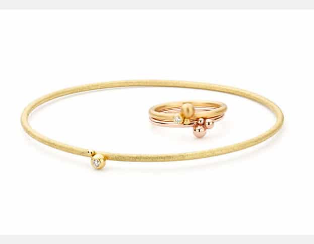 Geelgouden armband 'Bessen' met sprankelende diamant. Met bessen aanschuifringen. Oogst goudsmeden Amsterdam.