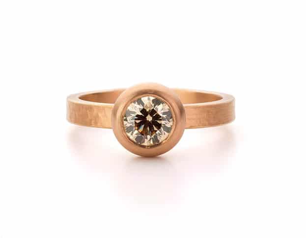 Roodgouden ring met briljant geslepen lichtbruine diamant. Oogst goudsmeden Amsterdam